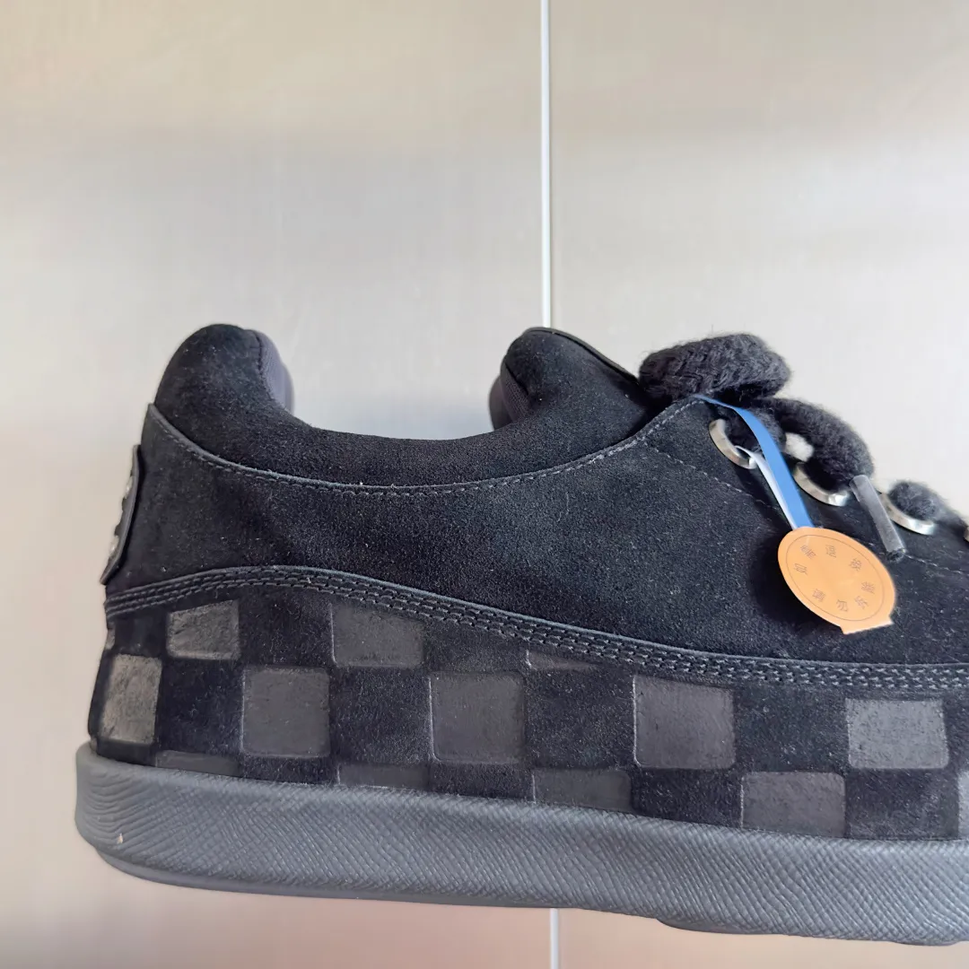 [L Family x Ingo joint model] Top P: 820💰 ▪️Size: Women's 35-40 (customized at 41.42 for women). Men's 39-44 (customized at 38.45.46) LV x Ingo joint model Top version Fatty Forrest Gump shoes Thick sole Couple model Casual sports shoes Original purchase and development Production LV Yeti lace-up shoes from LV Yeti The series combines Japanese "small feet" fashion aesthetics with classic Louis Vuitton elements in avant-garde strokes, subtly paying tribute to the traditional Japanese culture of taking off shoes when entering the house. The suede cow leather is partially embossed with Nigo's reinterpreted Damier pattern, and the comfortable casual shoe configuration highlights street style. Exquisite packaging at the delivery counter🛍📦 ▪️Fabric: Original imported first-layer cowhide ▪️Inner lining: Original custom-made breathable mesh ▪️Sole: Original molded non-slip TPU material ▪️Sole thickness: 5CM